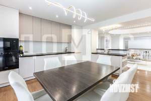 Коттедж 330м², 3-этажный, участок 10 сот.