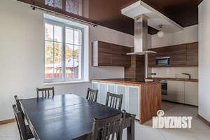 Коттедж 490м², 2-этажный, участок 10 сот.  