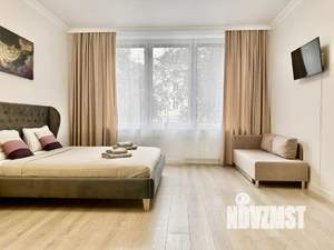 Студия квартира, посуточно, 42м2, 1/9 этаж